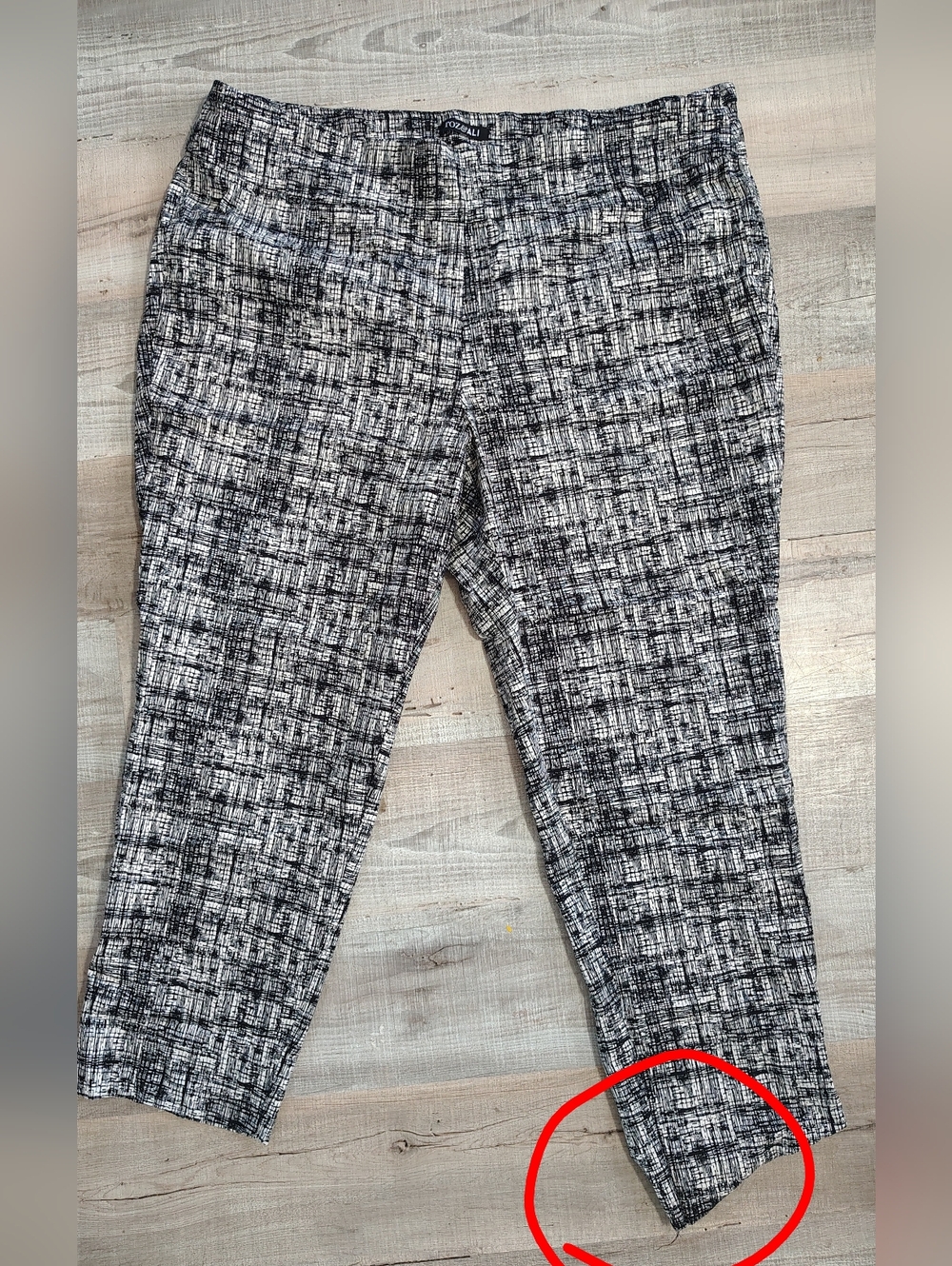 Roz & Ali Black and White Textured Cropped Pants